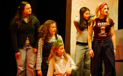 Schultheaterkritik: Ein Stück für die Fantasie und gegen das langweilige System